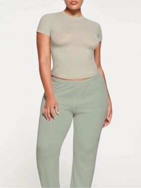 Skims fits  everybody short sleeve  
Color talc